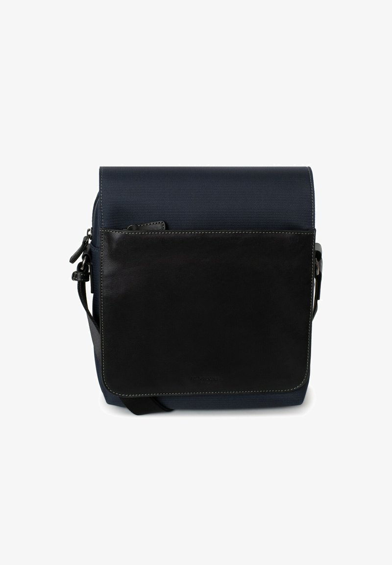 Borsa a tracolla blu navy con un corpo in tessuto testurizzato e una tasca frontale in pelle nera liscia a contrasto. Inclusa tracolla regolabile.