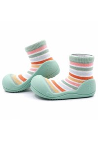 Zapatillas de goma verdes con un acabado texturizado y un calcetín de algodón a rayas multicolor adjunto, que presenta colores pastel en rosa, naranja y blanco.