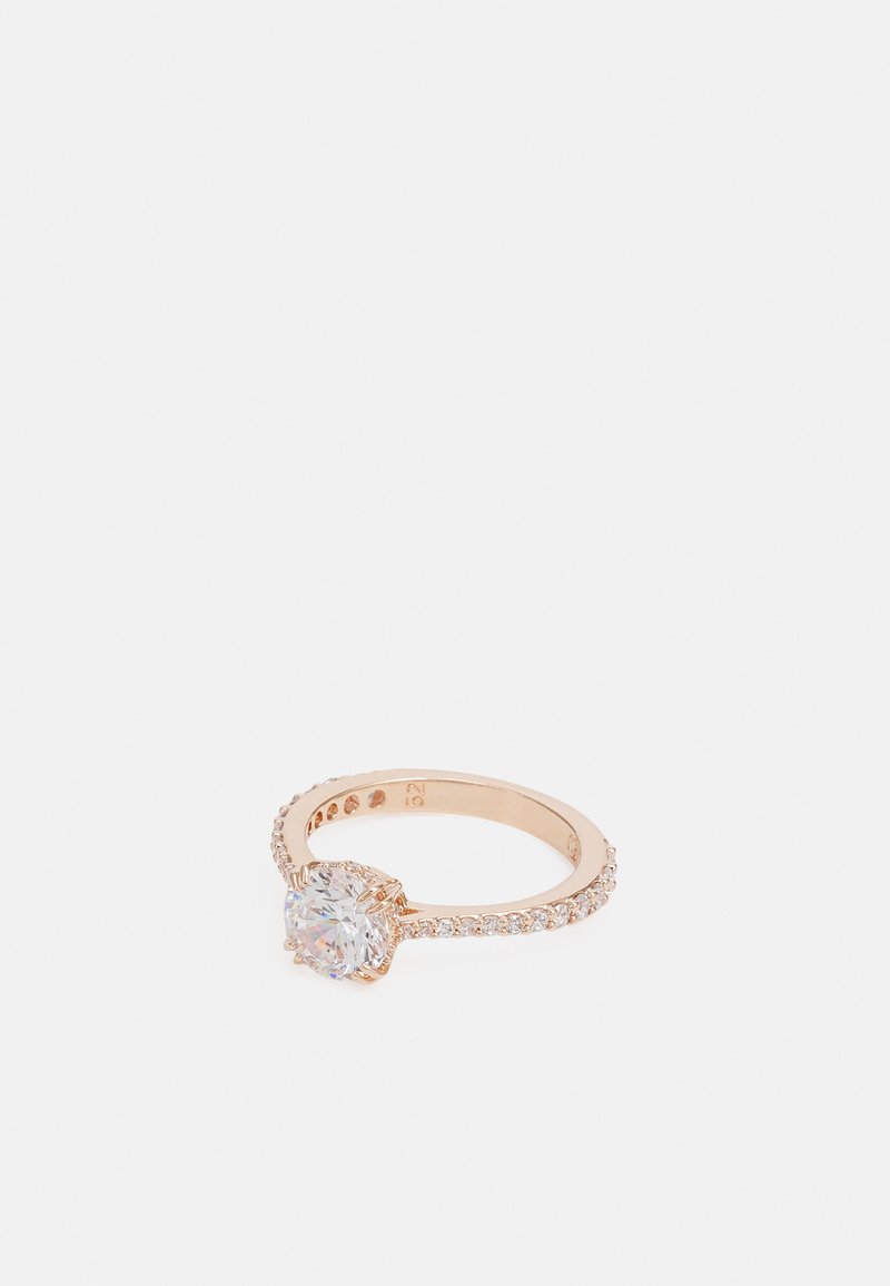 Anello in oro rosa con una pietra trasparente a forma ovale, con una fascia decorata con piccole pietre trasparenti su un lato.