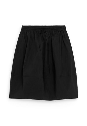 Must põlveni pikk seelik elastse vöökohaga ja paelaga, lihtsa, kergelt kogutud disaini ja pehme kangatekstuuriga.