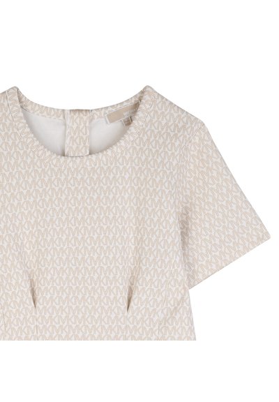 Μπεζ κοντομάνικο τοπ με ολόκληρο φωτεινό καφέ μοτίβο "MK" και στρογγυλή λαιμόκοψη με κλείσιμο κουμπιού στο πίσω μέρος.