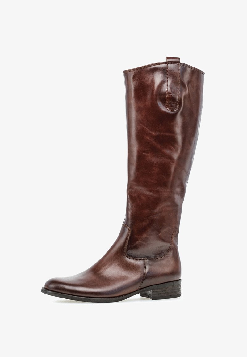 Bota de cuero marrón hasta la rodilla con un acabado suave, punta redonda, tacón corto apilado y una lengüeta en la parte superior para facilitar su uso.