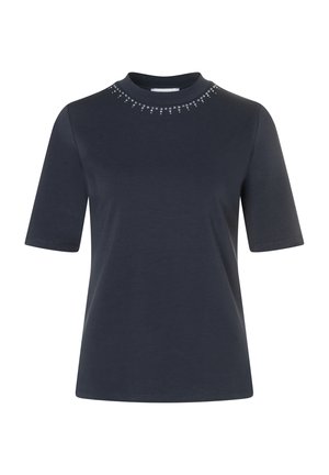 Dunkelblaues T-Shirt mit kurzen Ärmeln und Rundhalsausschnitt, verziert mit kleinen silbernen Nieten entlang des Kragenrands.