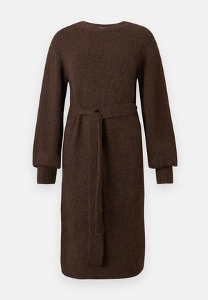 Abito di maglia marrone a maniche lunghe con polsini a coste e cintura staccabile in vita, lunghezza al ginocchio, semplice scollatura rotonda.