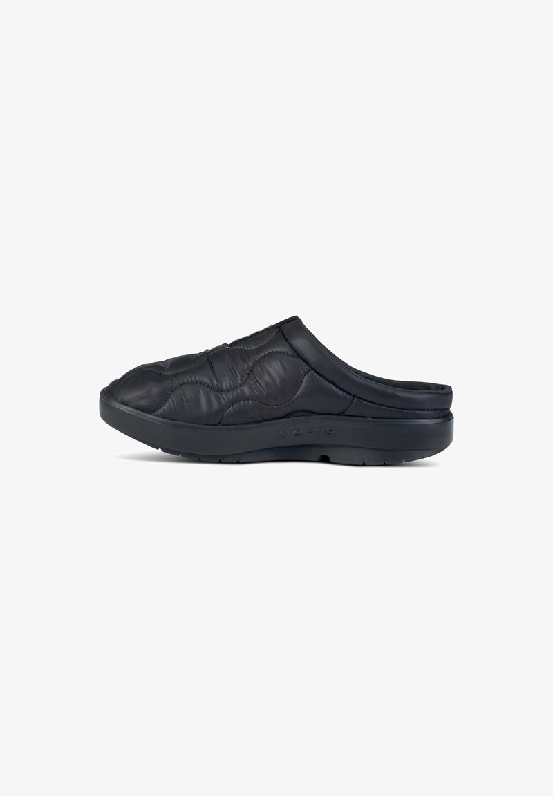 Svart vadderad slip-on sko med en slät yta, lättviktig design och gummisulor. Har ett subtilt quiltat mönster över ovandelen.
