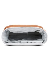 Geantă de laptop din piele maro deschis, cu un interior gri. Dispune de un compartiment spațios și o pungă cu fermoar pentru organizare. Textură netedă.