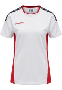 Camisa deportiva blanca con acentos y paneles laterales rojos. Presenta inserciones en los hombros con un patrón negro y un diseño de cuello redondo. Logo de Hummel en la parte frontal.