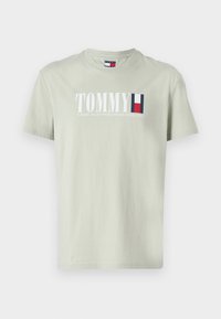 DNA FLAG TEE - T-shirts med print - misty sage