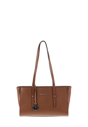 Bruine leren tote bag met textuur, dubbele schouderriemen, klein metalen logo aan de voorkant en een ronde zwarte en zilveren hangdecoratie.