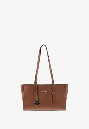 Bruine leren tote bag met textuur, dubbele schouderriemen, klein metalen logo aan de voorkant en een ronde zwarte en zilveren hangdecoratie.