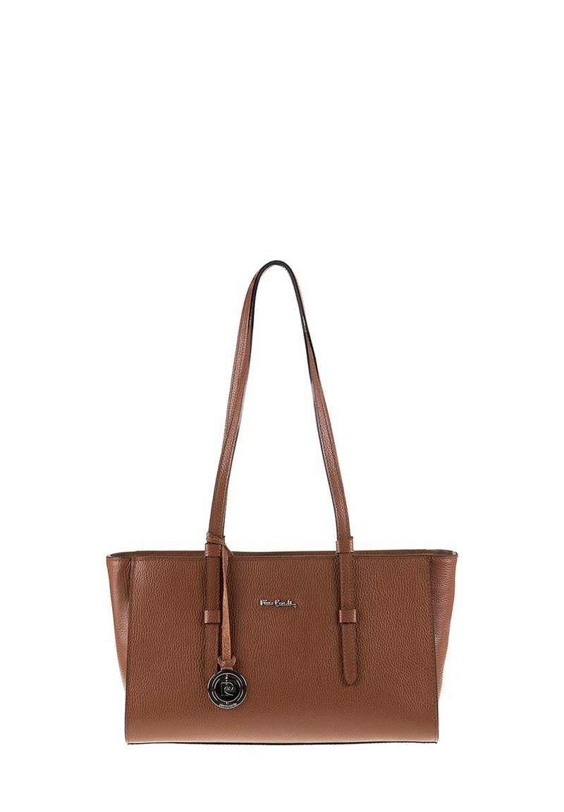 Sac fourre-tout en cuir texturé marron avec doubles anses, petit logo métallique sur le devant et charme rond noir et argent suspendu.