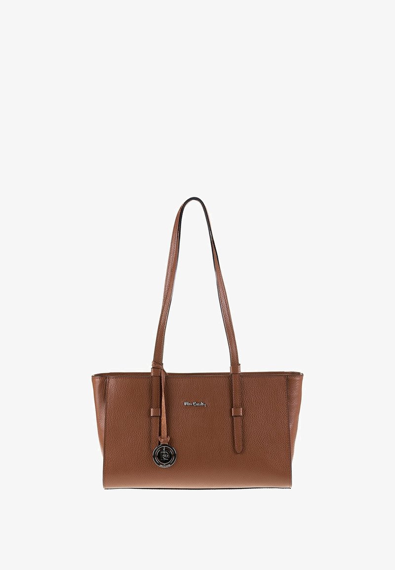 Borsa a spalla in pelle marrone con texture, doppie cinghie, piccolo logo metallico sulla parte anteriore e charm rotondo in nero e argento pendente.