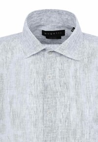 Helles graues Leinenhemd mit einem Button-Down-Kragen, das aus einem strukturierten Stoff besteht, einen einzelnen Knopfverschluss hat und ein Markenlabel im Kragen trägt.