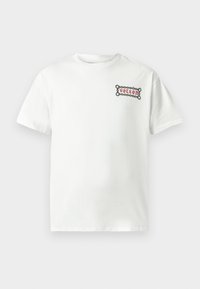 T-shirt en coton blanc à manches courtes, avec un graphique rectangulaire rouge et noir affichant le logo "Volcom" sur la poitrine gauche.