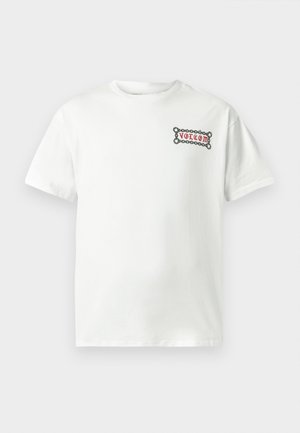 Weißes Baumwoll-T-Shirt mit kurzen Ärmeln, das auf der linken Brustseite eine rechteckige rote und schwarze Grafik mit dem "Volcom"-Logo zeigt.