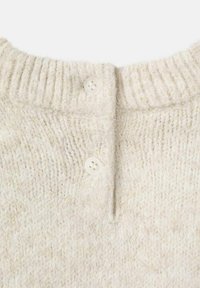 Krämfärgad stickad tröjkrage med två vita knappar bak, med ett texturerat mönster och ribbad detalj.