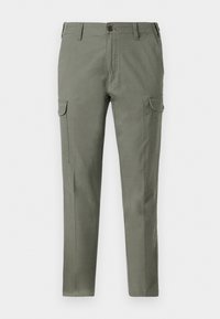 Pantalons cargo slim fit en vert olive, fabriqués en coton, dotés de deux poches latérales et d'une fermeture avant avec bouton et zip.