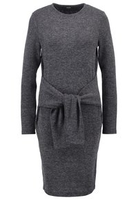 Abito grigio lavorato a maglia con maniche lunghe, scollatura rotonda e dettaglio in vita legato. La texture a righe aggiunge interesse visivo al tessuto.