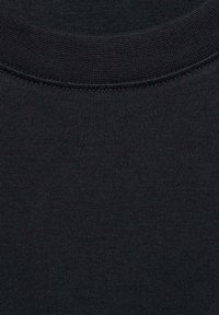 Čierna látka s hladkou textúrou, s rebrovaným okrúhlym výstrihom. Materiál vyzerá byť elastický a priliehavý.