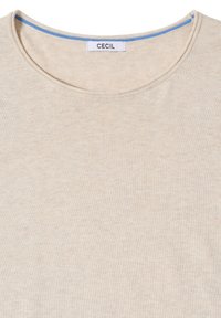 Pull beige à col rond avec bordure bleue à l'intérieur du col et étiquette blanche portant l'inscription "Cecil" cousue au centre du dos du col.