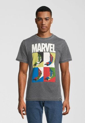 Grå bomuld t-shirt med et stort "MARVEL" logo og fire farverige komisk-stil firkanter, der viser Spider-Man og Hulk.