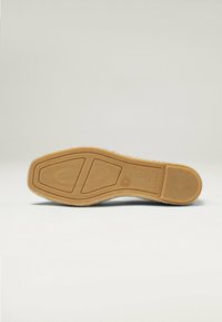 Suela de zapato color marrón con un dibujo en relieve y un borde texturizado, con marcas de tamaño grabadas y una sección lisa para un mejor agarre.