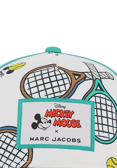 Cappellino bianco con un design giocoso a tema tennis, con racchette, palline gialle e grafiche di Topolino. Include una toppa con logo bordata di blu.