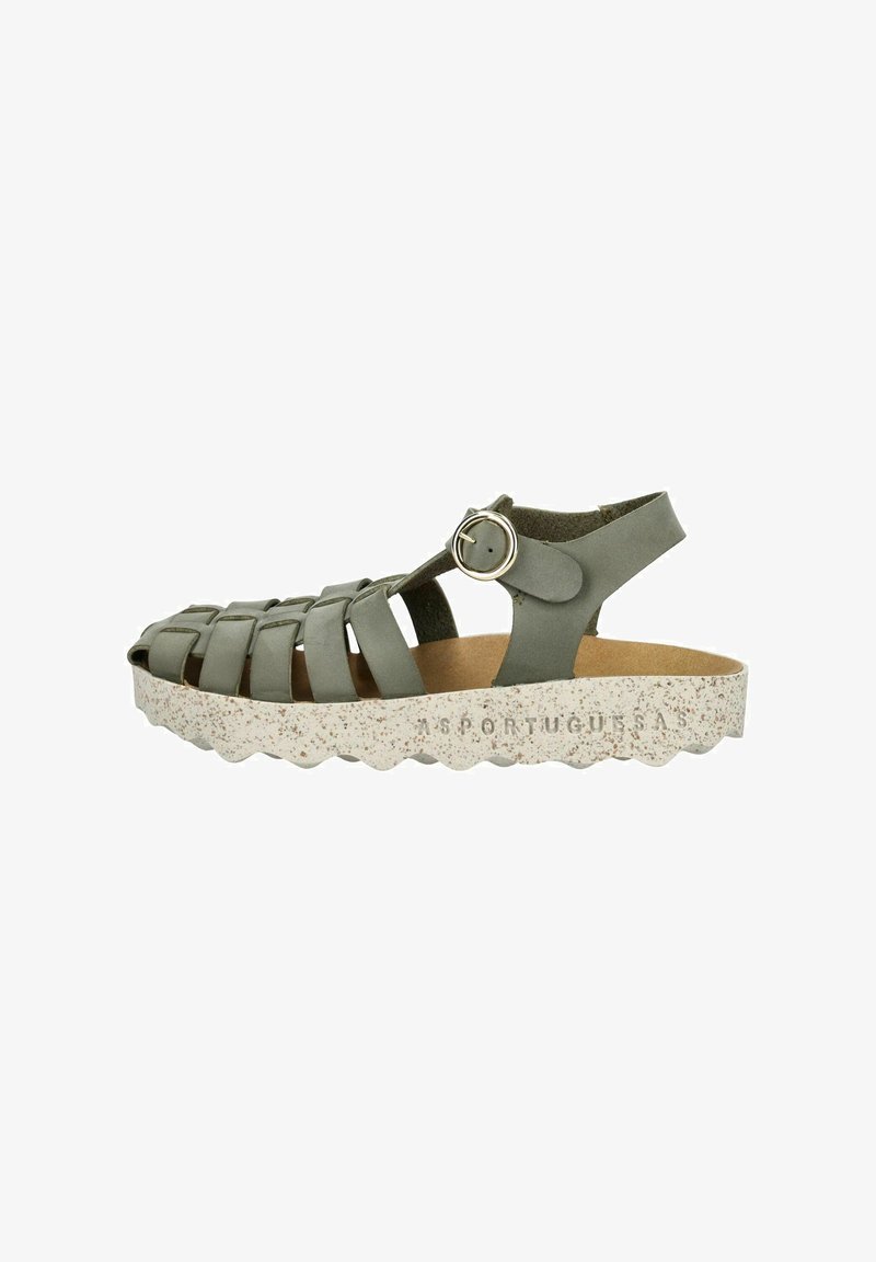 Sandal verde de cuero con un diseño tejido, correa ajustable con hebilla metálica y suela texturada con salpicaduras. Se muestra vista lateral.