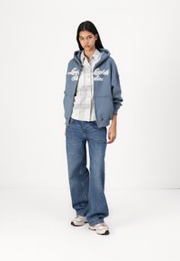 LOW LIGHTS STUDIOS® SHUTTER WOMAN ZIPPER - Kapucnis pulóver - dusty blue