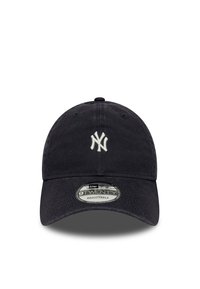 Mørkeblå baseballkasket med et broderet hvidt logo på forsiden. Fremstillet af stof, med en justerbar rem og buet skygge.