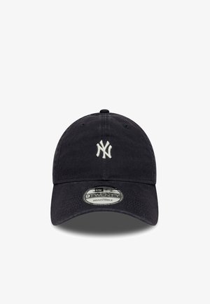 Marineblaue Baseballcap mit einem gestickten weißen Logo auf der Vorderseite. Aus Stoff gefertigt, mit einem verstellbaren Riemen und gebogenem Schirm.