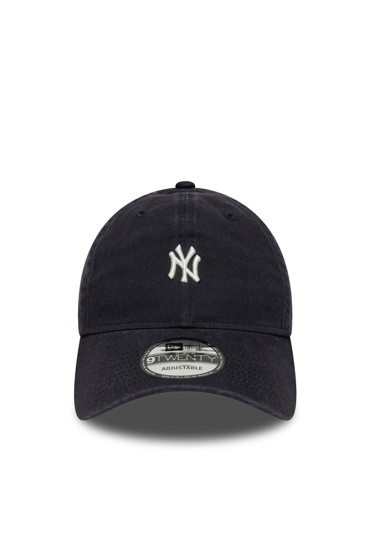 Mørkeblå baseballkasket med et broderet hvidt logo på forsiden. Fremstillet af stof, med en justerbar rem og buet skygge.