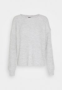 Pull en maille gris clair avec un col rond, des manches longues, une texture côtelée et une coupe décontractée à la taille. Aucun motif ou accent prononcé.