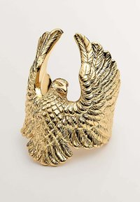 Anillo de águila dorada con detalles en las alas y plumas, una banda ancha y un acabado pulido, que enfatiza la apariencia realista del ave.