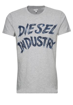 Jasnoszara koszulka z krótkim rękawem z dużym, pogrubionym napisem „DIESEL INDUSTRY” w stylu ciemnoniebieskich pociągnięć pędzla na piersi.