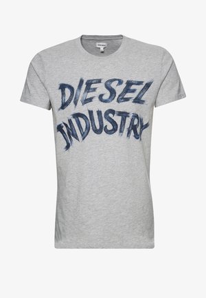 Hellgraues kurzärmliges T-Shirt mit dem Schriftzug "DIESEL INDUSTRY" in großen, fetten, dunkelblauen Pinselstrich-Buchstaben quer über der Brust.