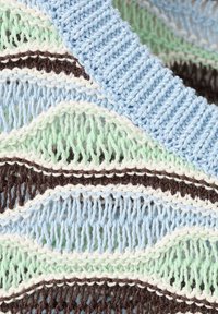 Tissu tricoté avec des rayures ondulées alternées en bleu clair, vert menthe, blanc et marron, avec un bord côtelé plié en fil bleu clair.