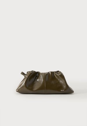 Pochette en cuir souple vert olive avec haut froncé et petite anse en boucle, arborant un subtil logo "RAID" sur le devant.
