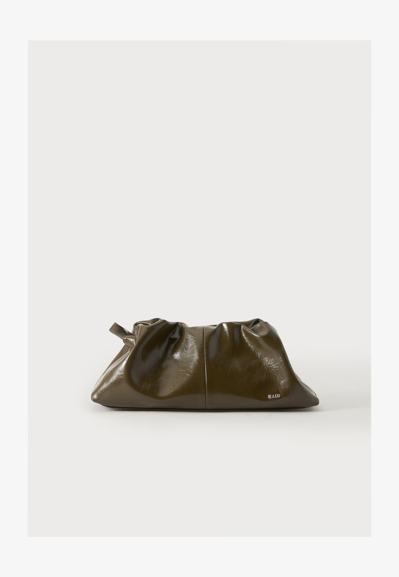 Pochette en cuir souple vert olive avec haut froncé et petite anse en boucle, arborant un subtil logo "RAID" sur le devant.