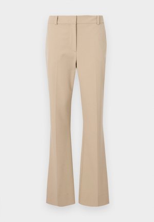 Beżowe spodnie w kant o prostym kroju, z płaskim przodem, szlufkami na pasek i gładką fakturą. Brak widocznych kieszeni i wzorów.