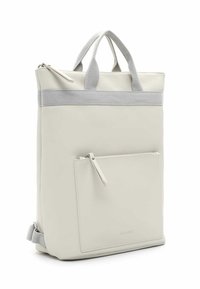 Hellgrau Leder-Rucksack mit einem strukturierten Riemen, oberen Griffen und einer vorderen Reißverschlusstasche. Glatte Oberfläche und quadratisches Design.
