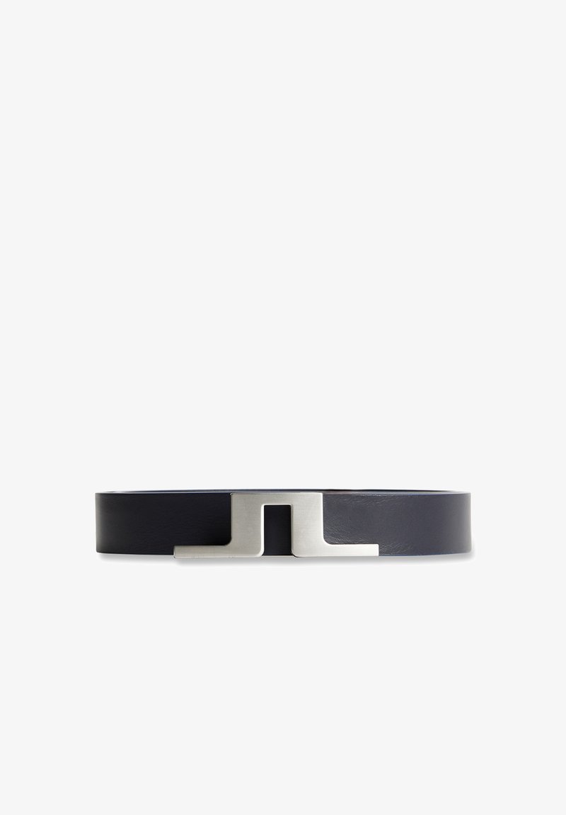Ceinture en cuir noir avec une boucle en métal argenté présentant un design de découpes géométriques. Texture lisse avec une finition mate.