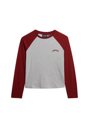 Camisa de manga larga tipo raglán con cuerpo gris y mangas rojo oscuro, con un pequeño logo de texto "Superdry" en el lado izquierdo del pecho.