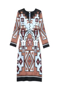 Robe mi-longue avec un imprimé tribal géométrique en marron, bleu et noir. Elle présente des manches longues et un détail dos en trou de serrure.