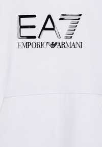Fehér kapucnis pulóver, fekete nyomtatott "EA7 EMPORIO ARMANI" logóval, textúrált kialakítással. Az anyag lágy tapintású, elöl zseb található.