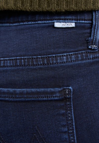 Mother THE WEEKENDER FRAY - Džíny Bootcut - dark blue denim
