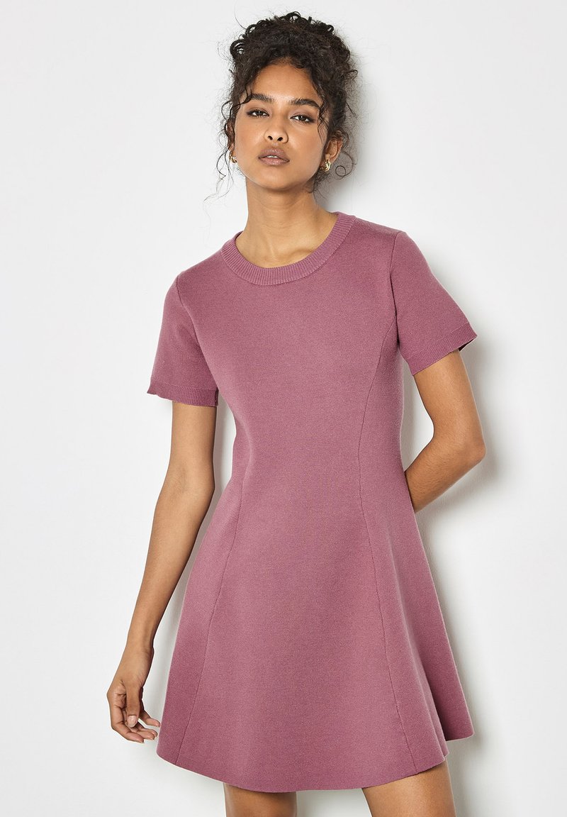 Abito a maniche corte a forma A in morbido tessuto a maglia color malva. Presenta un colletto rotondo e dettagli a trama sulle maniche. Vestibilità sagomata con orlo svasato.
