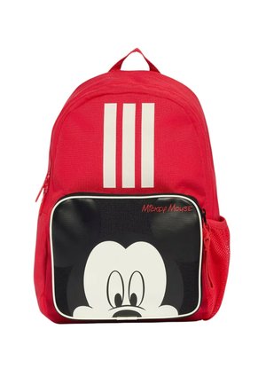 Mochila roja con tres franjas verticales blancas y un bolsillo delantero con una gran cara de Mickey Mouse en blanco y negro.
