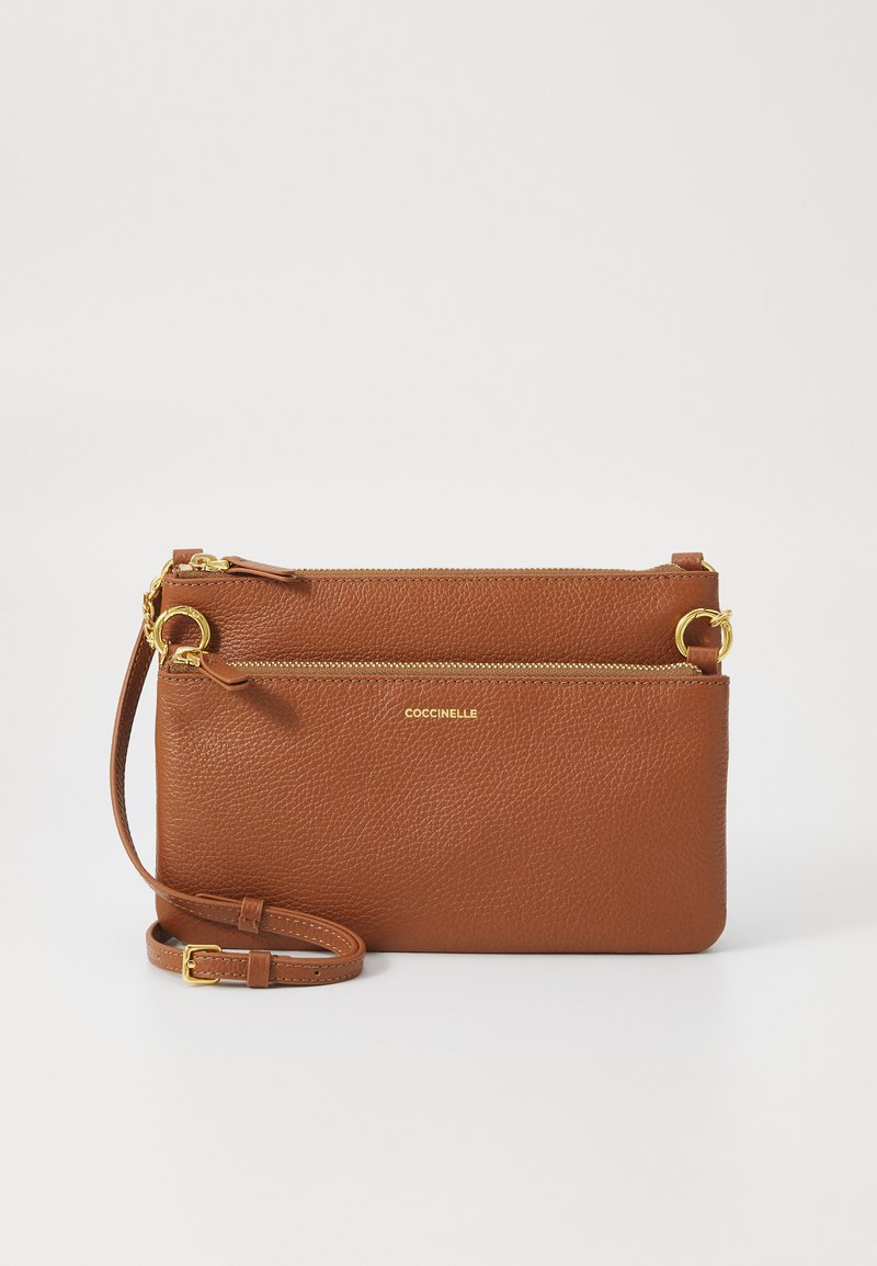 Borsa a tracolla in pelle marrone con superficie texture, dettagli in zip dorati, tracolla regolabile e logo frontale. Design compatto e rettangolare.