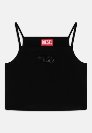 Sort crop top med tynde stropper, prydet med et rødt mærke ved halsudskæringen og et rhinestones-logo detalje i midten. Glat tekstur.